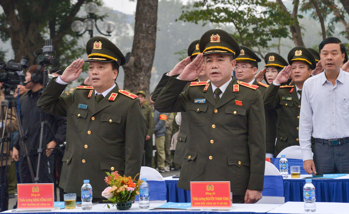 Thiếu tướng Đặng Hồng Đức, Thứ trưởng Bộ Công an và Thiếu tướng Nguyễn Thanh Tùng, Giám đốc Công an thành phố Hà Nội dự buổi lễ.