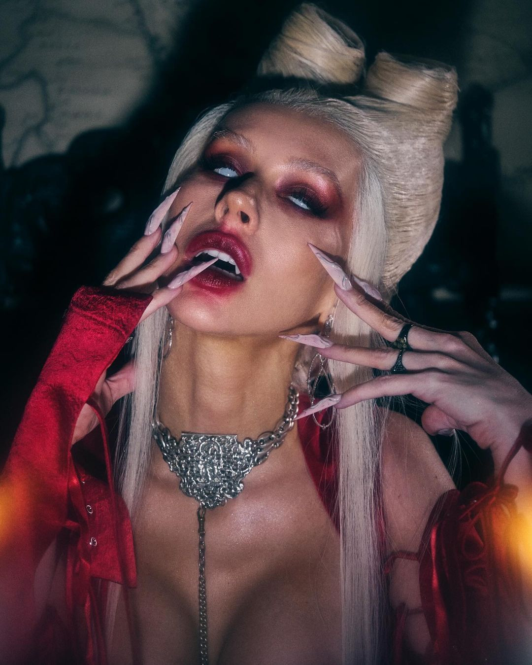 Christina Aguilera vừa đáng sợ, vừa quyến rũ không tạo hình của nữ quý tộc ma cà rồng, phiên bản nữ của Dracula.