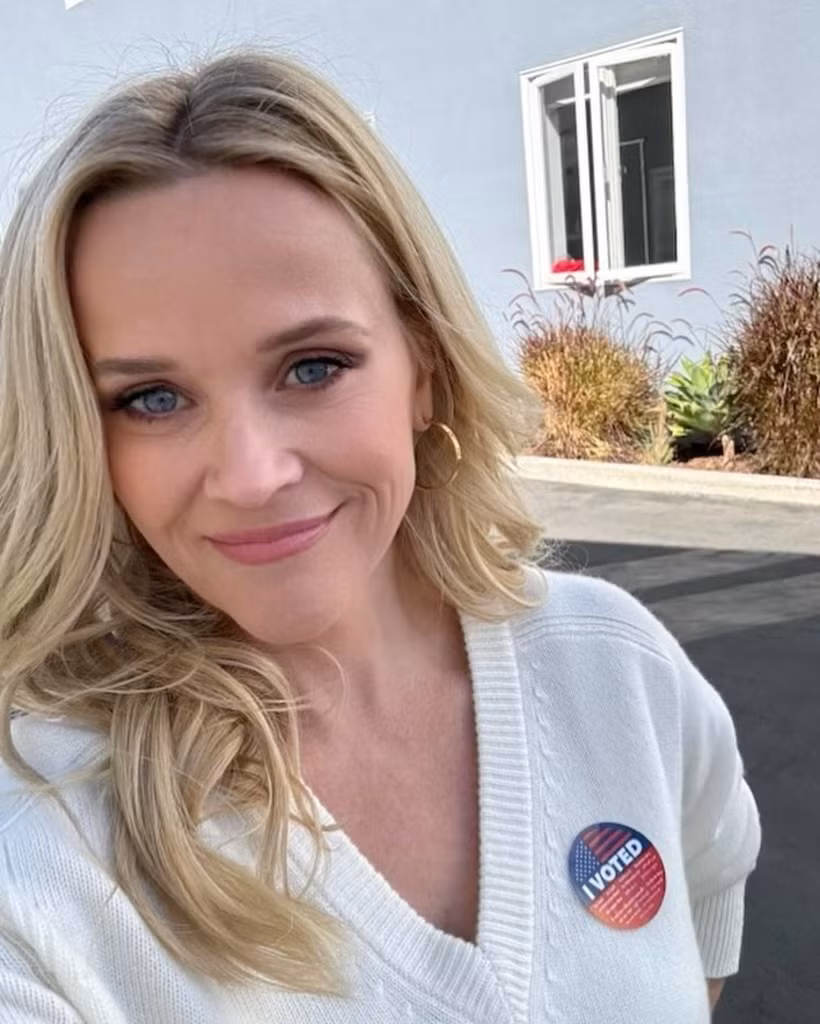 Hai nữ diễn viên Lily Collins và Reese Witherspoon chụp ảnh selfie với nhãn dán "Tôi đã bỏ phiếu".