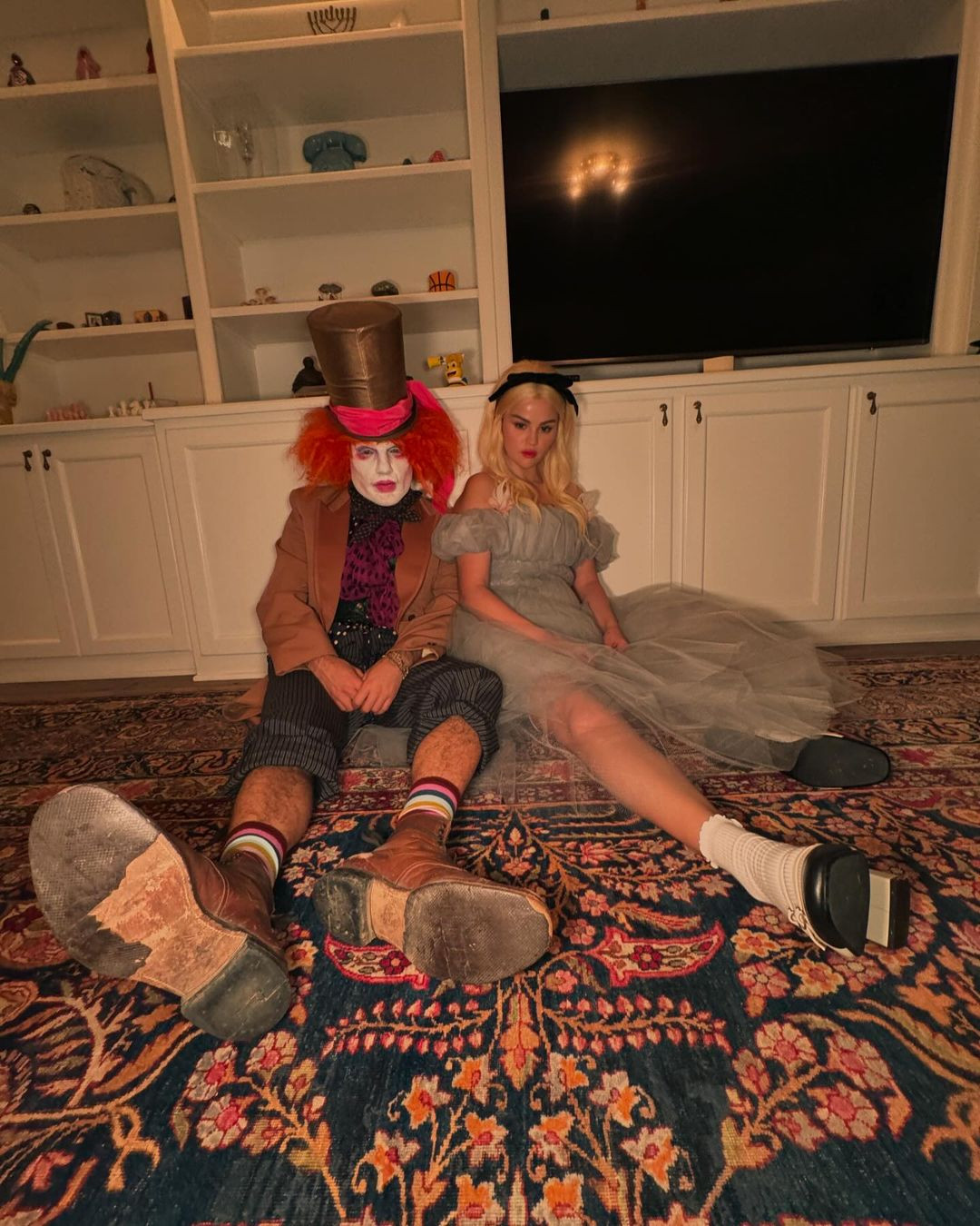 Selena Gomez và Benny Blanco trong vai Alice ở xứ sở thần tiên và Mad Hatter (người bán mũ điên).