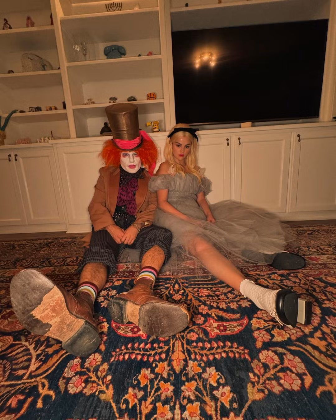 Selena Gomez và Benny Blanco trong vai Alice ở xứ sở thần tiên và Mad Hatter (người bán mũ điên).