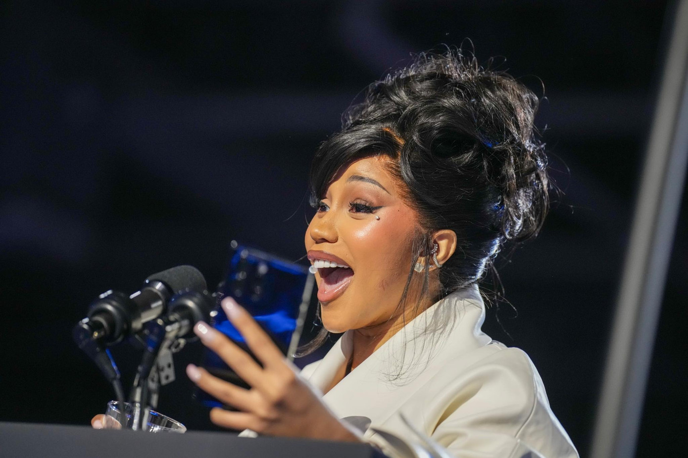 Cardi B đọc bài phát biểu qua điện thoại do máy nhắc chữ hỏng. Ảnh: Getty Images.