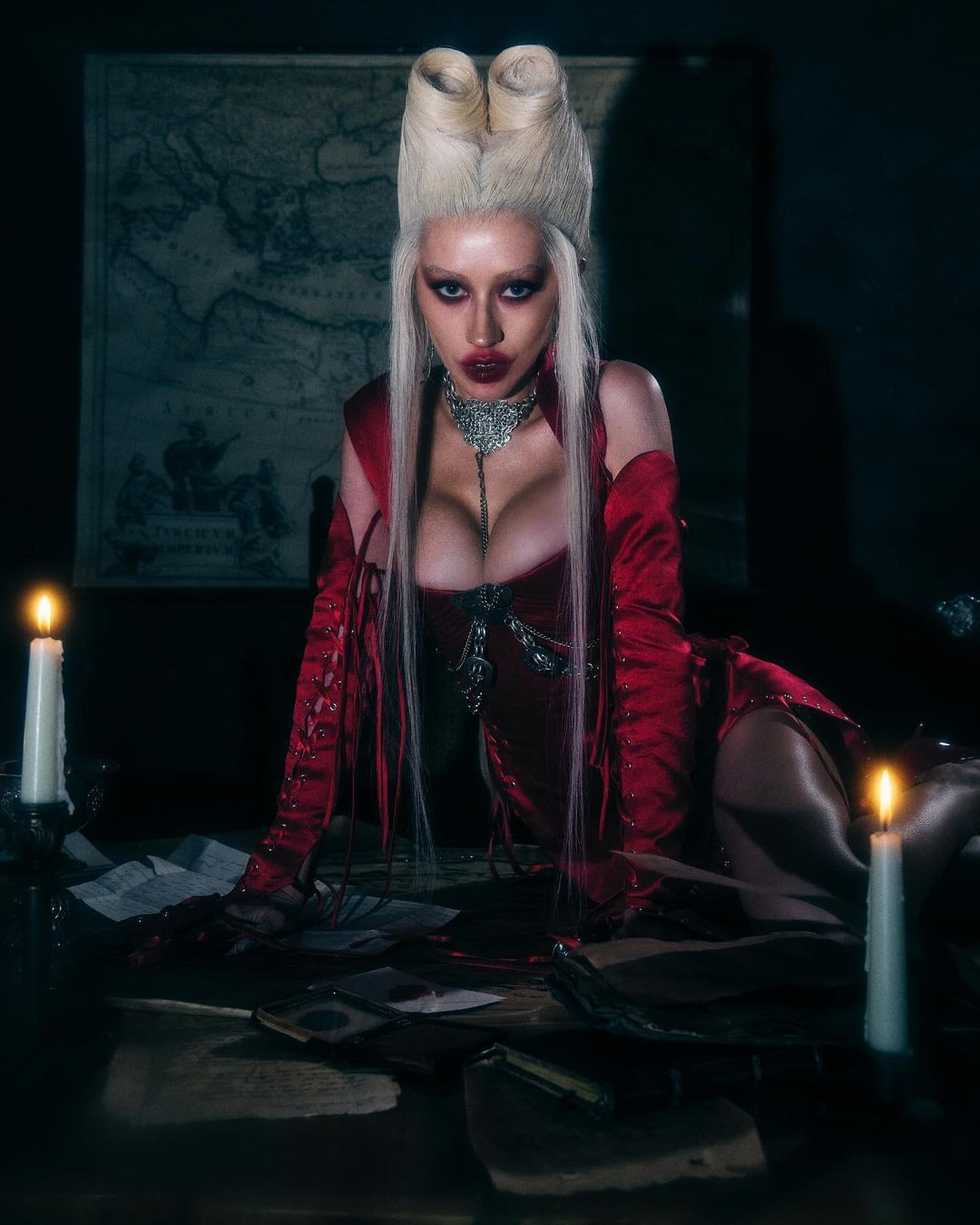 Christina Aguilera vừa đáng sợ, vừa quyến rũ không tạo hình của nữ quý tộc ma cà rồng, phiên bản nữ của Dracula.