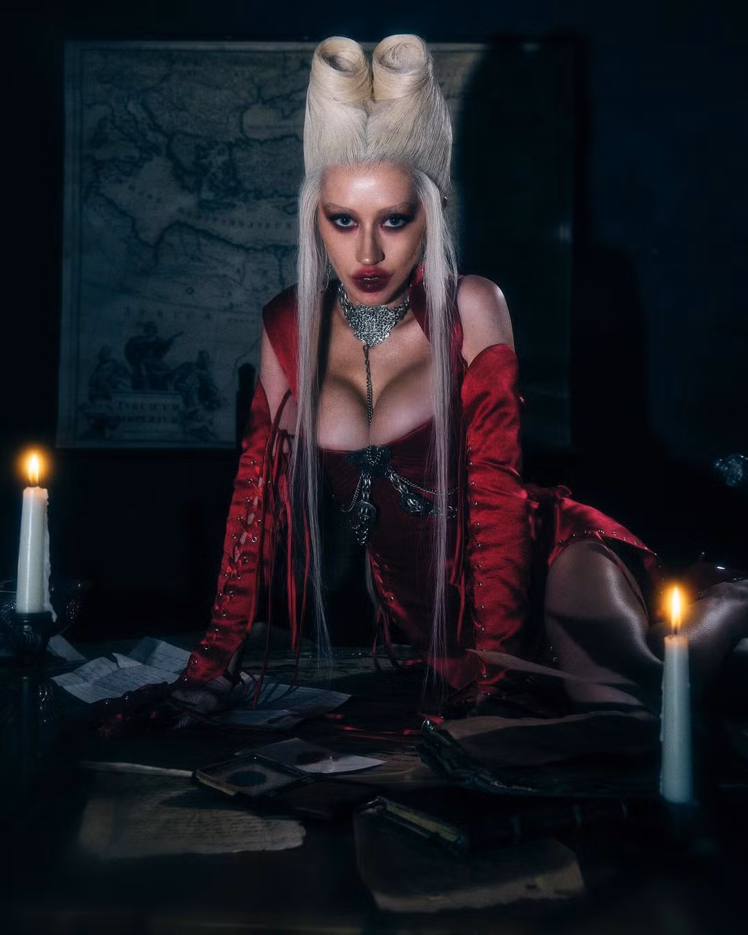 Christina Aguilera vừa đáng sợ, vừa quyến rũ không tạo hình của nữ quý tộc ma cà rồng, phiên bản nữ của Dracula.