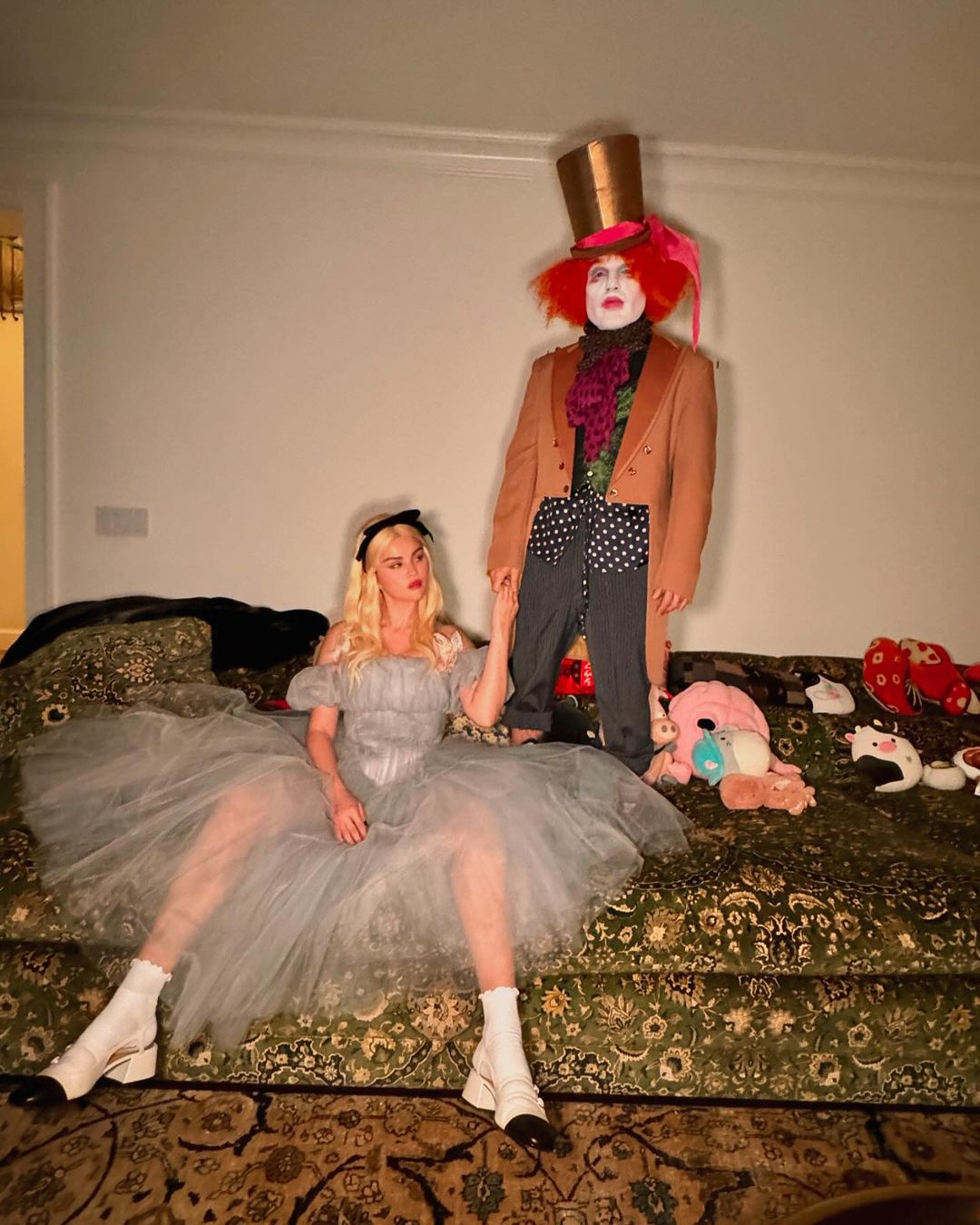 Selena Gomez và Benny Blanco trong vai Alice ở xứ sở thần tiên và Mad Hatter (người bán mũ điên).