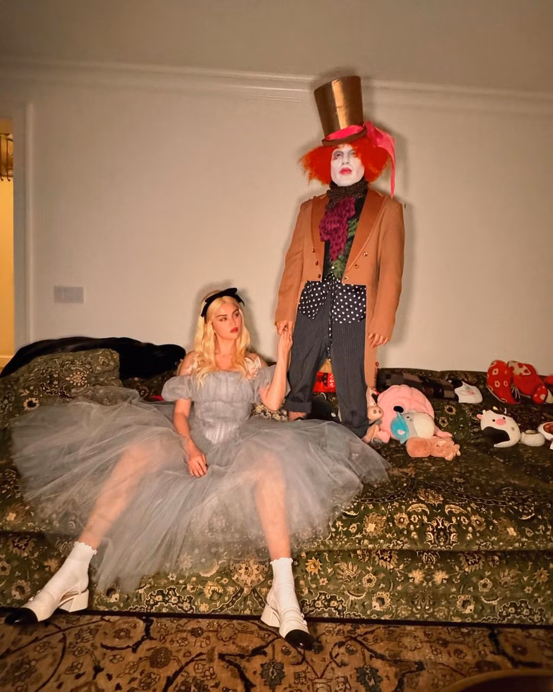 Selena Gomez và Benny Blanco trong vai Alice ở xứ sở thần tiên và Mad Hatter (người bán mũ điên).