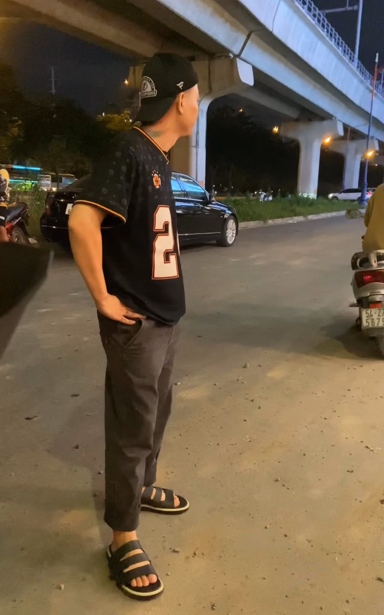 Hình ảnh xuề xòa của Hoài Lâm trên mạng xã hội.
