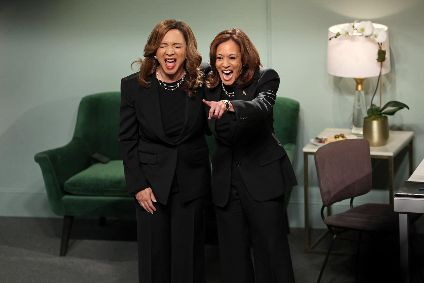 Maya Rudolph nhại kiểu cười đặc trưng của bà Harris. Ảnh: Getty Images. Maya Rudolph nhại kiểu cười đặc trưng của bà Harris. Ảnh: Getty Images.