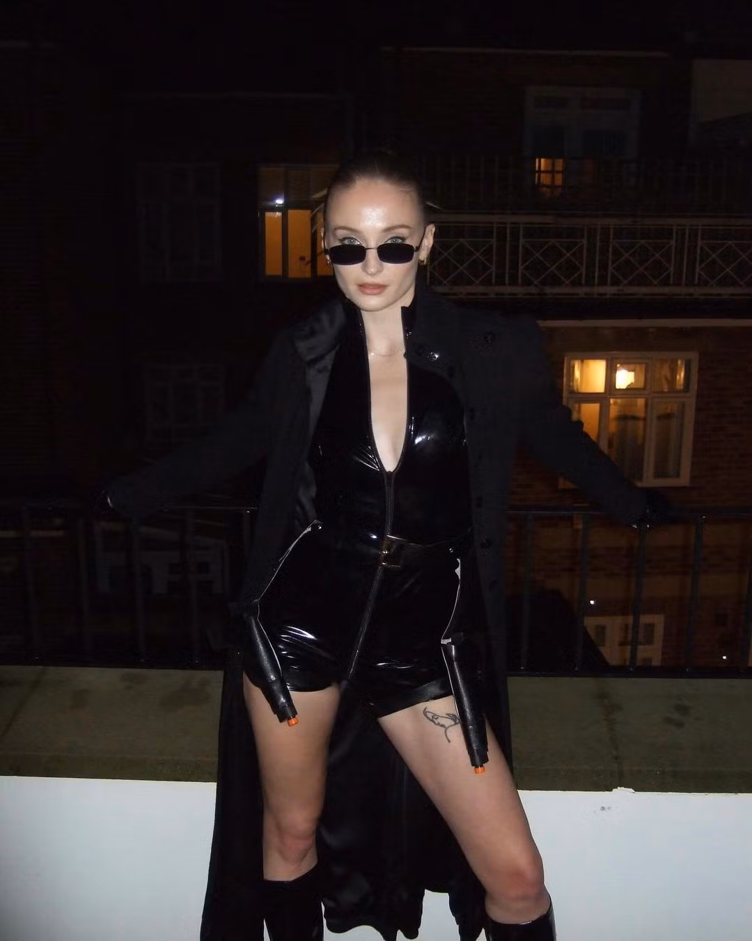 Mỹ nhân Game of Thrones Sophie Turner vào vai hacker kiêm lập trình viên máy tính Trinity trong The Matrix (Ma trận).