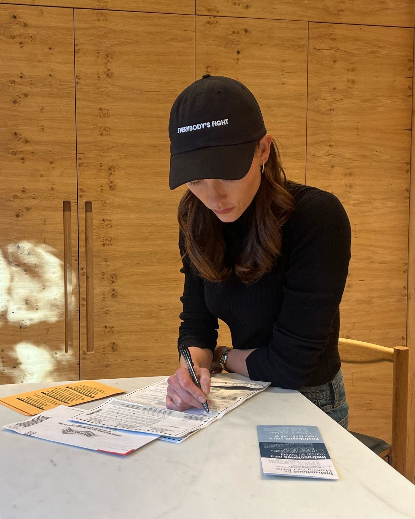 Cựu siêu mẫu kiêm em dâu của Ivanka Trump, Karlie Kloss, kêu gọi mọi người đi bầu cử trên Instagram. Cô không nói rõ bỏ phiếu cho ai, nhưng thông điệp ủng hộ tự do sinh sản gián tiếp khẳng định người cô ủng hộ là bà Harris. Ca sĩ Demi Lovato mặc áo in hình Phó Tổng thống Mỹ để thể hiện rõ quan điểm.