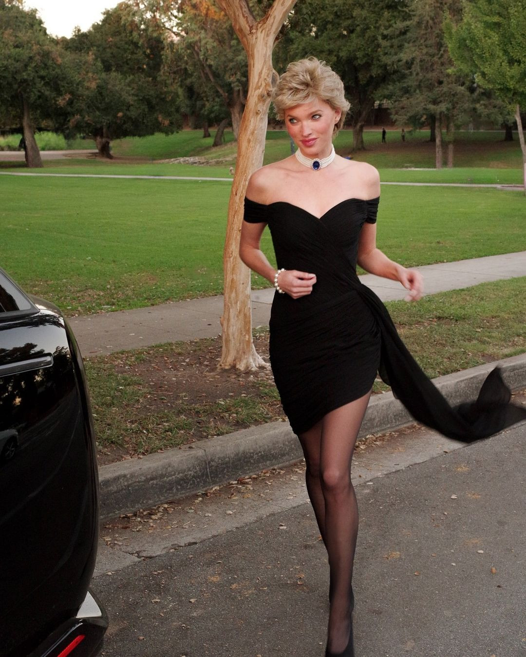 Siêu mẫu Thụy Điển Elsa Hosk gây tranh cãi khi tái hiện hình ảnh Công nương Diana trong chiếc váy báo thù nổi tiếng năm 1994, sau khi Vua Charles (lúc đó còn là Thái tử Anh) thừa nhận không chung thủy trong hôn nhân. Không ít khán giả chỉ trích chân dài Victoria's Secret thiếu tôn trọng người đã khuất. Bên cạnh đó, một bộ phận khán giả khen Elsa hóa trang giống và cho rằng biến mình thành người khác trong Halloween là bình thường.