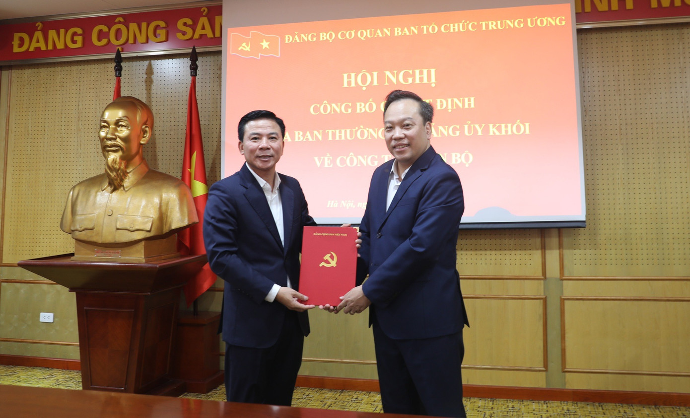 Phó Bí thư Đảng ủy Khối Các cơ quan Trung ương Đỗ Việt Hà trao Quyết định của Ban Thường vụ Đảng ủy Khối cho đồng chí Đỗ Trọng Hưng. Ảnh: Chinhphu.vn. Phó Bí thư Đảng ủy Khối Các cơ quan Trung ương Đỗ Việt Hà trao Quyết định của Ban Thường vụ Đảng ủy Khối cho đồng chí Đỗ Trọng Hưng. Ảnh: Chinhphu.vn.