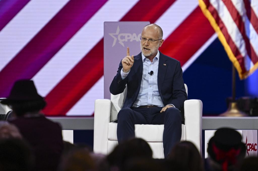 Brendan Carr phản đối SNL đưa bà Harris vào tiểu phẩm hài. Ảnh: Getty Images.