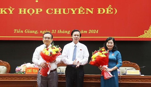 Đồng chí Nguyễn Văn Danh, Bí thư Tỉnh ủy Tiền Giang chúc mừng đồng chí Võ Văn Bình hoàn thành nhiệm vụ và chúc mừng đồng chí Châu Thị Mỹ Phương nhận nhiệm vụ mới. Ảnh: Chinhphu.vn. Đồng chí Nguyễn Văn Danh, Bí thư Tỉnh ủy Tiền Giang chúc mừng đồng chí Võ Văn Bình hoàn thành nhiệm vụ và chúc mừng đồng chí Châu Thị Mỹ Phương nhận nhiệm vụ mới. Ảnh: Chinhphu.vn.