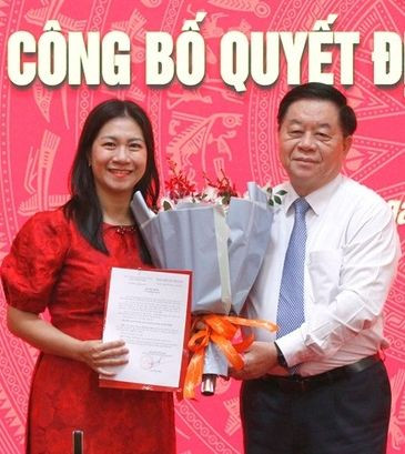 Trưởng Ban Tuyên giáo Trung ương trao Quyết định và tặng hoa chúc mừng bà Trần Thị Phương Lan (ảnh trái) và bà Hồ Hoài Linh. Ảnh: TQ. Trưởng Ban Tuyên giáo Trung ương trao Quyết định và tặng hoa chúc mừng bà Trần Thị Phương Lan (ảnh trái) và bà Hồ Hoài Linh. Ảnh: TQ.