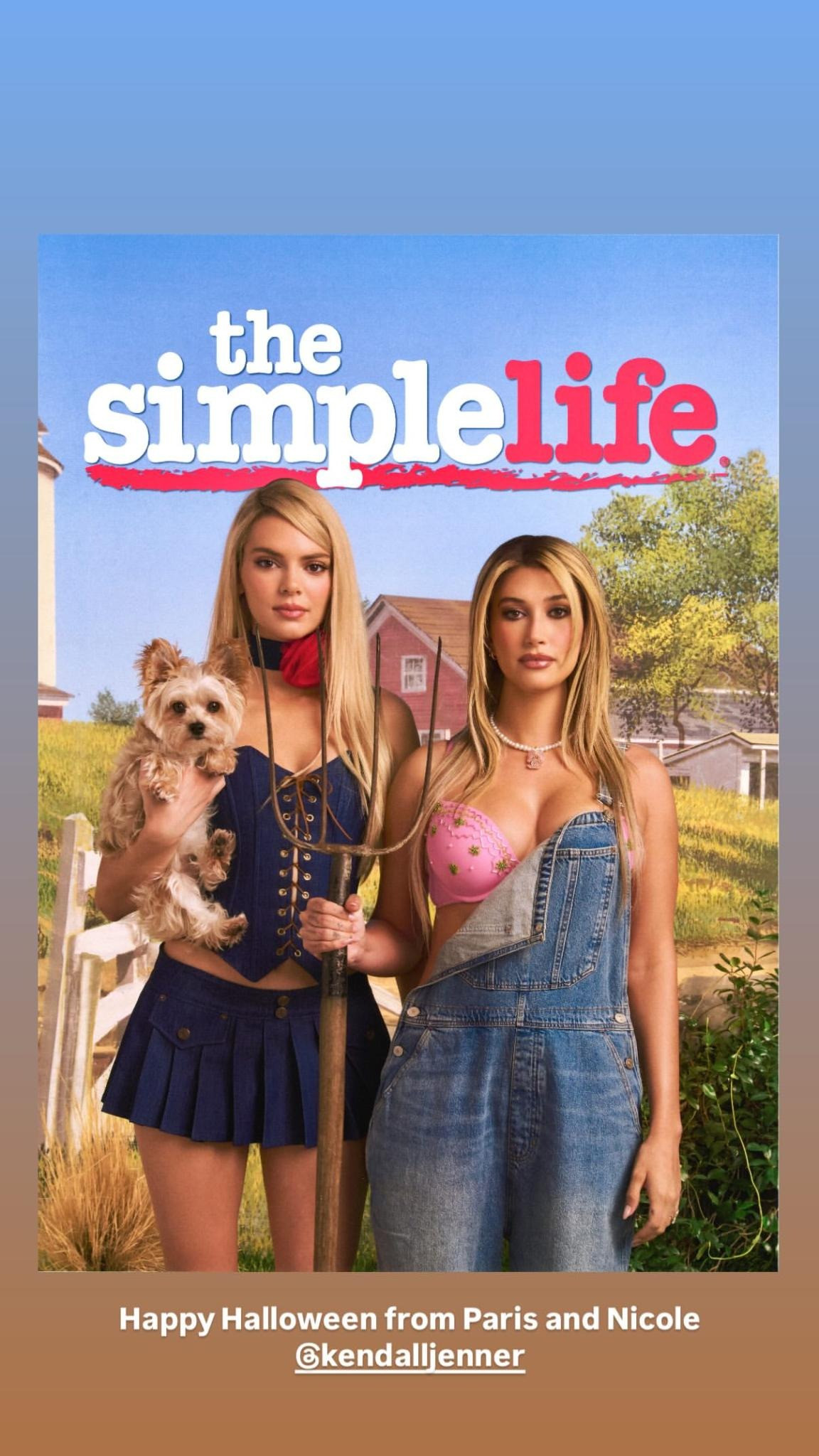 Kendall Jenner và Hailey Bieber cũng khoe trang phục Halloween trên mạng xã hội. Đôi bạn thân chọn tạo hình của cặp bạn thân nổi tiếng khác là Paris Hilton và Nicole Richie trong chương trình truyền hình thực tế The Simple Life.