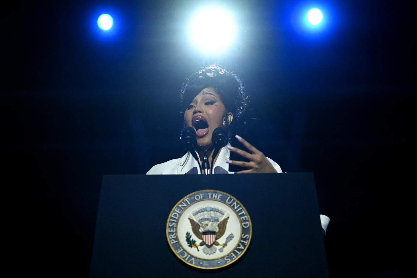 Cardi B tức giận vì bị Elon Musk gọi là con rối sau khi gặp sự cố tại buổi vận động tranh cử của bà Harris. Ảnh: Getty Images.