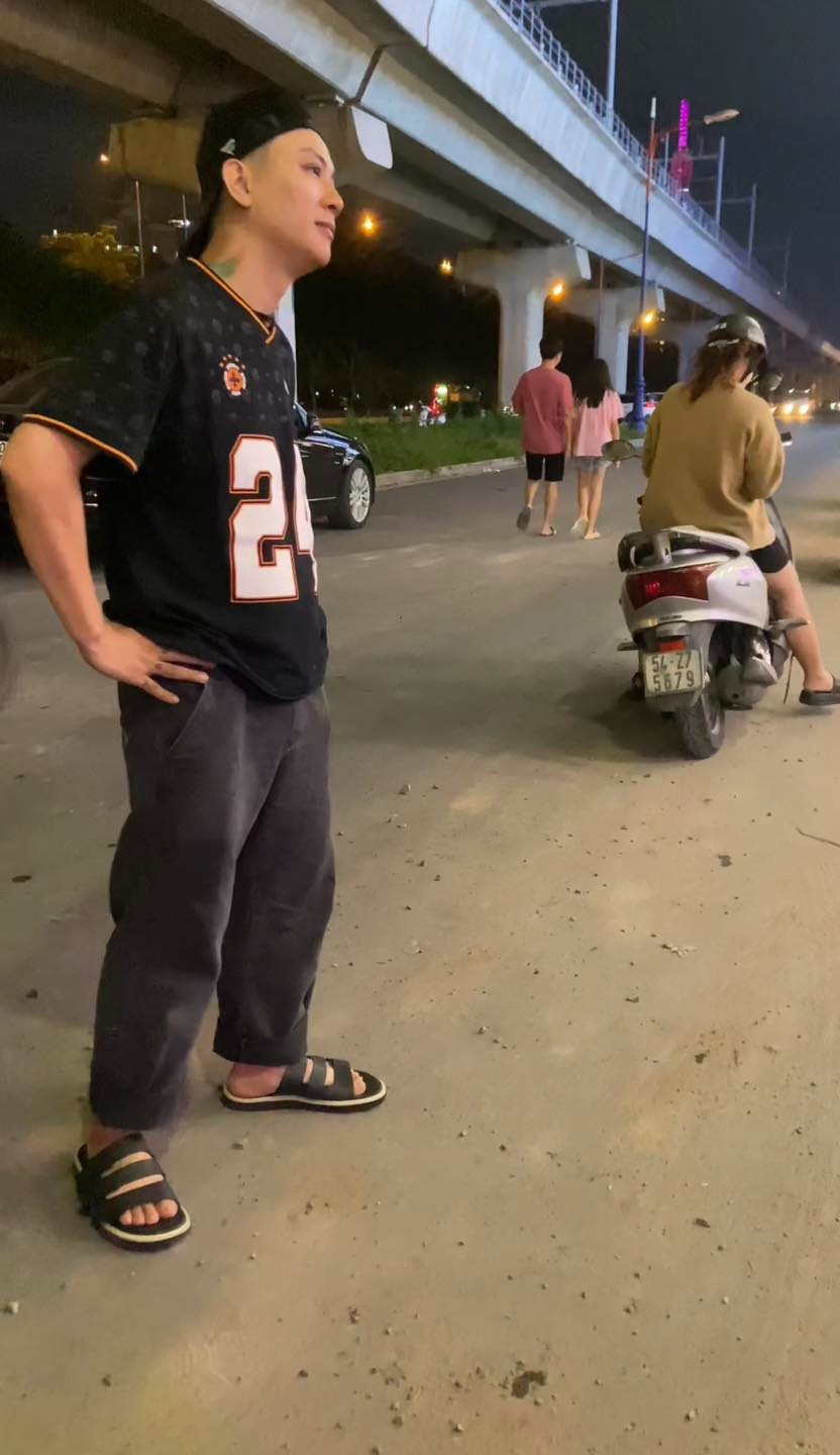 Hình ảnh xuề xòa của Hoài Lâm trên mạng xã hội. Hình ảnh xuề xòa của Hoài Lâm trên mạng xã hội.