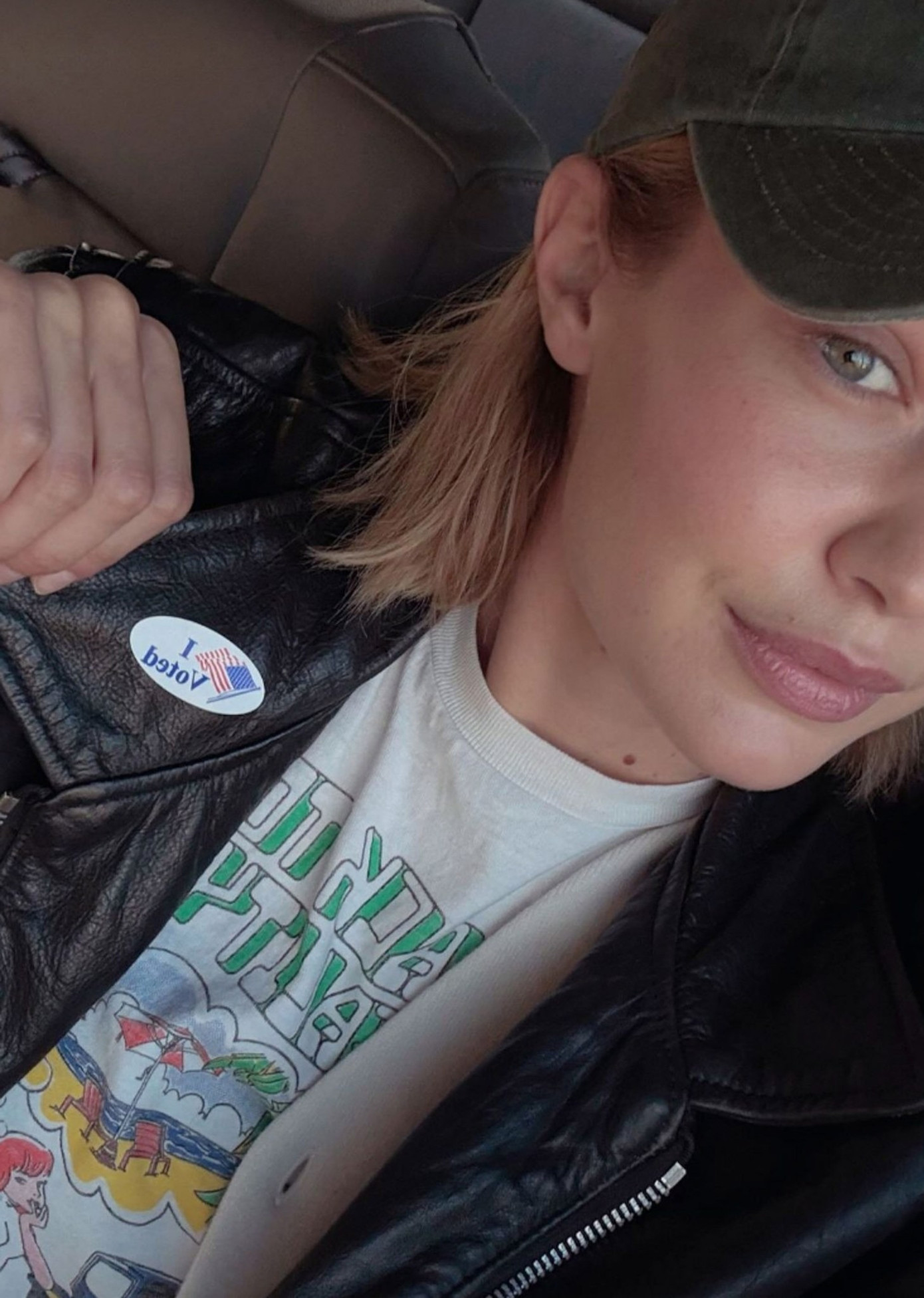 Nữ diễn viên Anne Hathaway công khai chọn bà Harris trong cuộc bầu cử Tổng thống Mỹ 2024. Gigi Hadid chỉ đăng ảnh xác nhận đã bỏ phiếu.