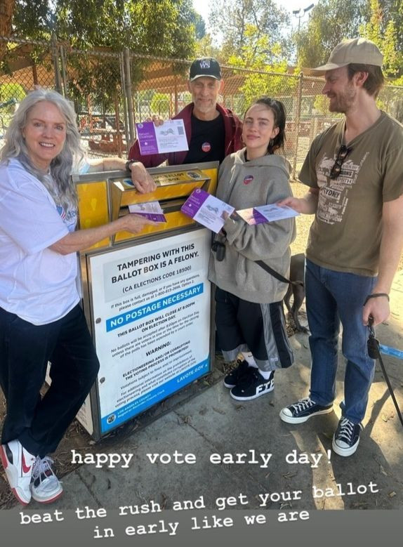 Billie Eilish cùng cha mẹ và anh trai cùng đi bỏ phiếu. Trong khi đó, Selena Gomez diện lễ phục sang trọng tạo dáng gợi cảm trước hòm phiếu.