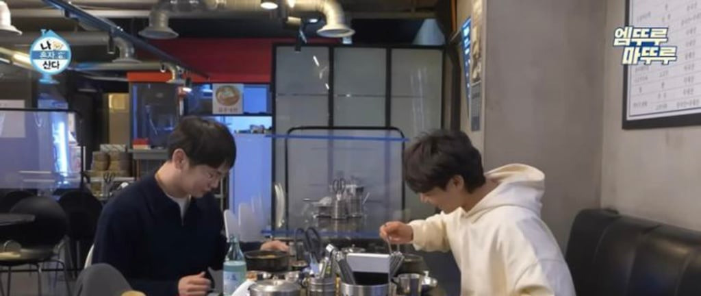 Shinee Key (trái) và Minho của nhóm Shinee uống soju trong chương trình truyền hình thực tế I Live Alone của MBC. Ảnh: YouTube.