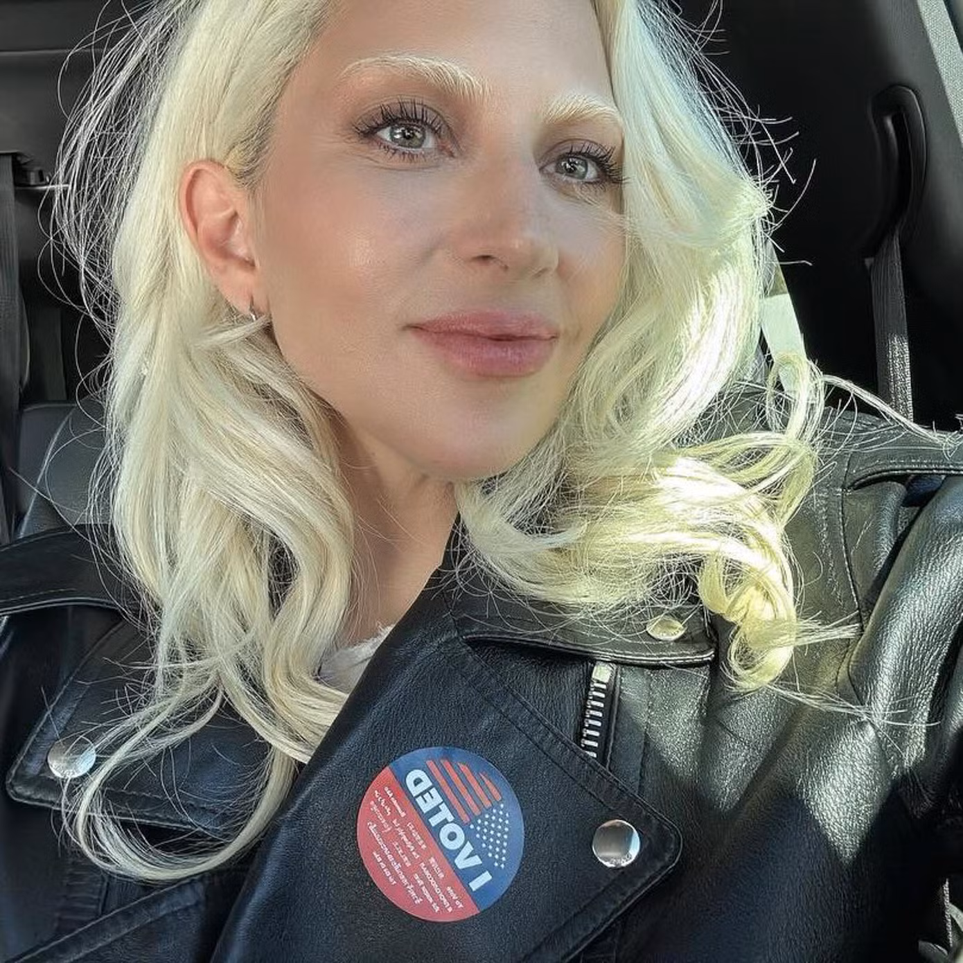 Lady Gaga trông thỏa mãn trong bức ảnh selfie dán nhãn "Tôi đã bỏ phiếu". Cô là một trong những ngôi sao ủng hộ bà Kamala.