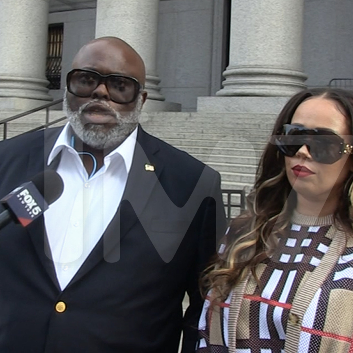 Nhân chứng Courtney Burgess và luật sư Ariel Mitchell trả lời báo chí sau khi làm chứng trước bồi thẩm đoàn. Ảnh: TMZ.