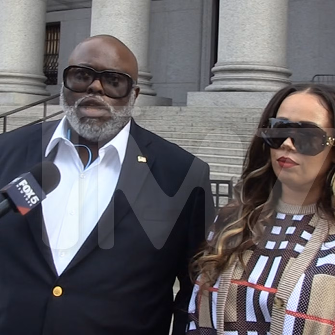 Nhân chứng Courtney Burgess và luật sư Ariel Mitchell trả lời báo chí sau khi làm chứng trước bồi thẩm đoàn. Ảnh: TMZ. Nhân chứng Courtney Burgess và luật sư Ariel Mitchell trả lời báo chí sau khi làm chứng trước bồi thẩm đoàn. Ảnh: TMZ.