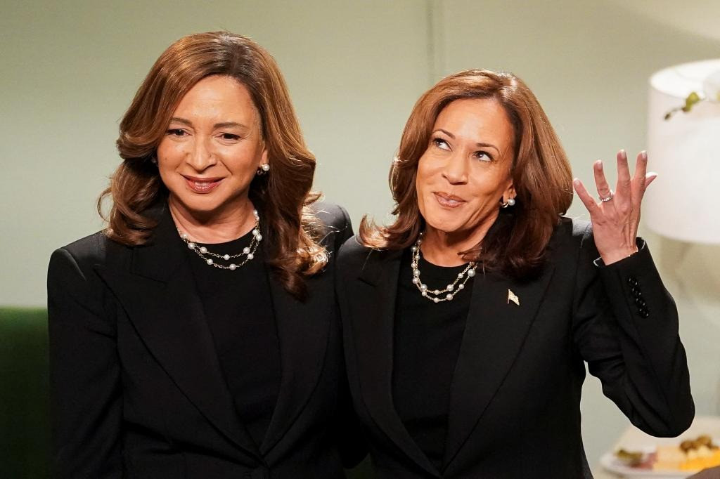 Bà Harris và bạn diễn Maya Rudolph. Ảnh: Reuters.