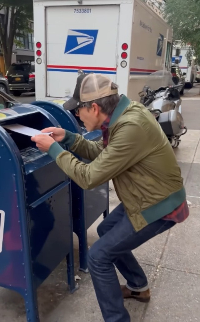 Kevin Bacon và Mariska Hargitay bị chụp lại hình ảnh hài hước tại thùng phiếu.