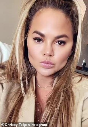 Chrissy Teigen (ảnh trái chụp vào tháng 5/2021) thừa nhận phẫu thuật loại bỏ mỡ má vào tháng 9/2021. Khuôn mặt của Teigen (ảnh phải vào cuối năm 2021) trông góc cạnh hơn sau khi thực hiện thủ thuật. Ảnh: Getty Images/IG. Chrissy Teigen (ảnh trái chụp vào tháng 5/2021) thừa nhận phẫu thuật loại bỏ mỡ má vào tháng 9/2021. Khuôn mặt của Teigen (ảnh phải vào cuối năm 2021) trông góc cạnh hơn sau khi thực hiện thủ thuật. Ảnh: Getty Images/IG.