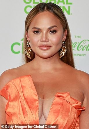 Chrissy Teigen (ảnh trái chụp vào tháng 5/2021) thừa nhận phẫu thuật loại bỏ mỡ má vào tháng 9/2021. Khuôn mặt của Teigen (ảnh phải vào cuối năm 2021) trông góc cạnh hơn sau khi thực hiện thủ thuật. Ảnh: Getty Images/IG. Chrissy Teigen (ảnh trái chụp vào tháng 5/2021) thừa nhận phẫu thuật loại bỏ mỡ má vào tháng 9/2021. Khuôn mặt của Teigen (ảnh phải vào cuối năm 2021) trông góc cạnh hơn sau khi thực hiện thủ thuật. Ảnh: Getty Images/IG.