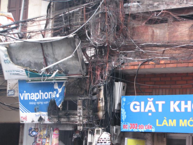 Ngọn lửa thiêu rụi hệ thống điện trước hai ngôi nhà và nhiều đồ đạc