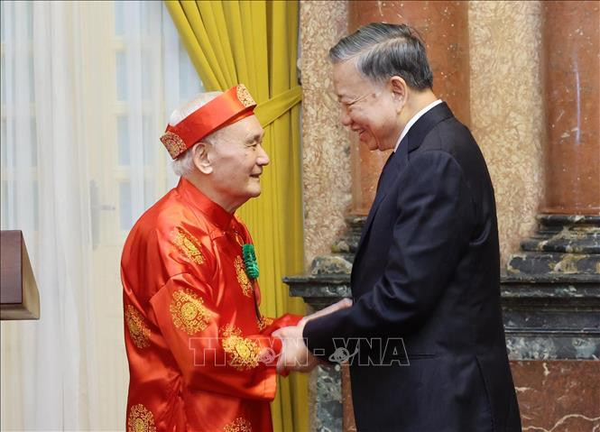 Chủ tịch nước Tô Lâm với cụ Nguyễn Tụ, 96 tuổi, 70 năm tuổi Đảng, trú tại phường Nam Đồng, Quận Đống Đa, Hà Nội. Ảnh: Nhan Sáng/TTXVN