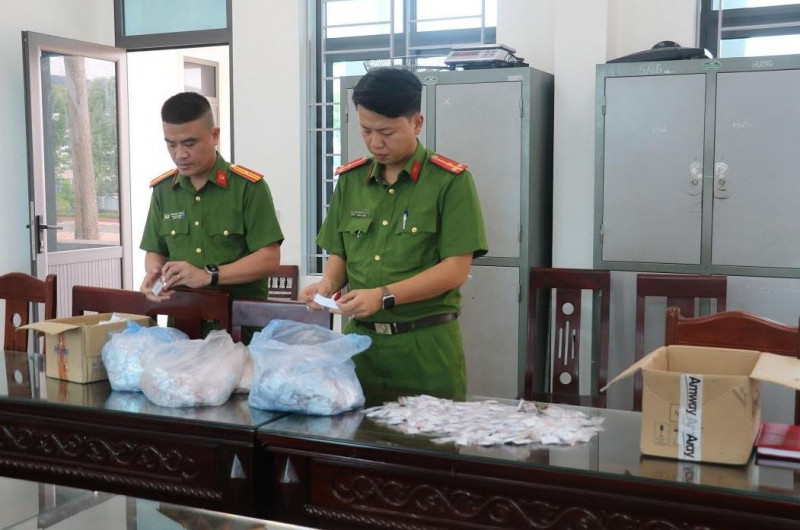 Công an thị xã Thái Hòa kiểm tra tang vật vụ án.