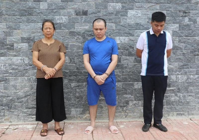 Nguyễn Văn Kiên (giữa) và đồng bọn.