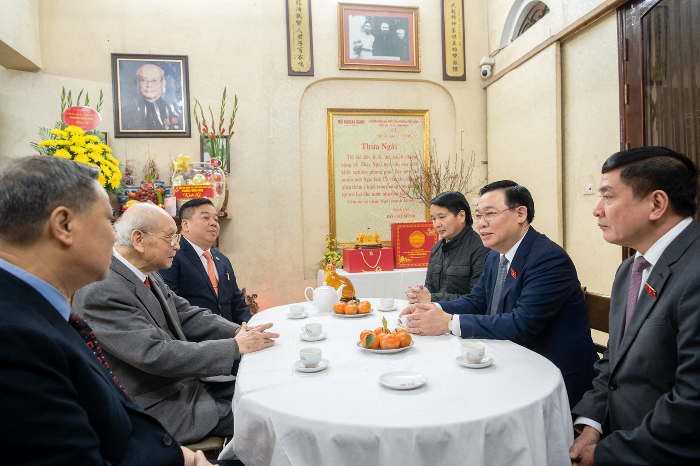 Chủ tịch Quốc hội Vương Đình Huệ thăm và chúc Tết gia đình cố Trưởng ban Thường trực Quốc hội Bùi Bằng Đoàn.