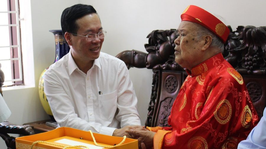 Chủ tịch nước Võ Văn Thưởng thăm, tặng quà cụ Phạm Văn Lưu, ở quận Lê Chân, TP Hải Phòng (Ảnh: ANHP)