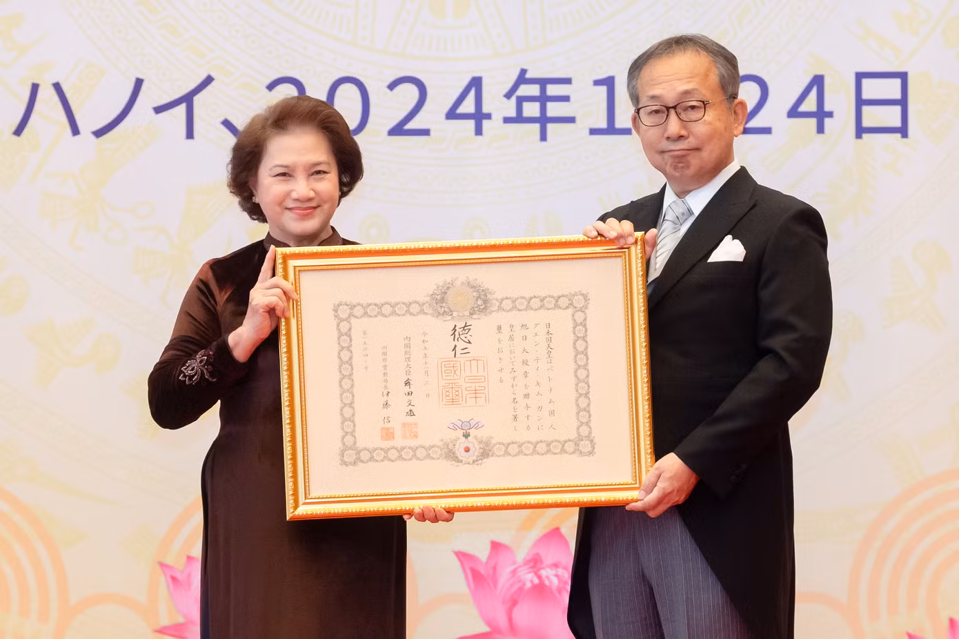 Đại sứ đặc mệnh toàn quyền Nhật Bản tại Việt Nam Yamada Takio đã công bố quyết định và trao Huân chương tặng nguyên Chủ tịch Quốc hội Nguyễn Thị Kim Ngân. Ảnh: QH.