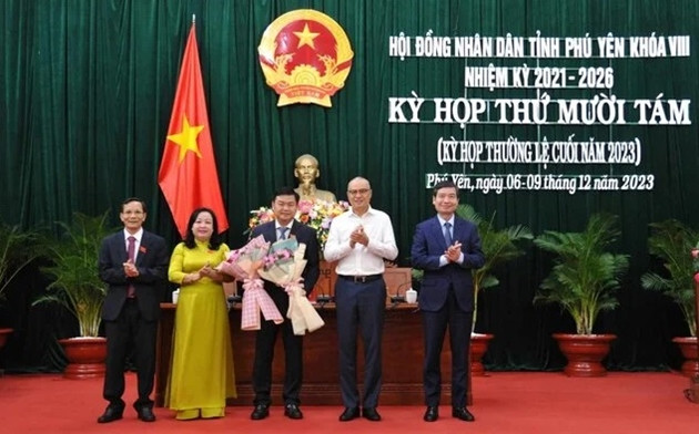 Lãnh đạo tỉnh Phú Yên chúc mừng. Ảnh TTXVN