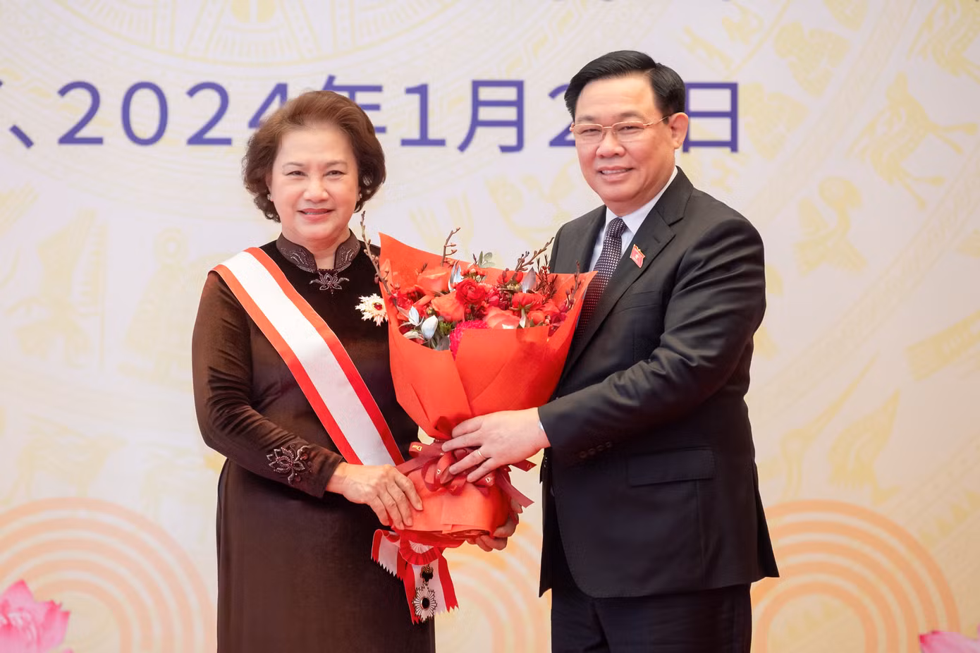 Chủ tịch Quốc hội Vương Đình Huệ tặng hoa chúc mừng nguyên Chủ tịch Quốc hội Nguyễn Thị Kim Ngân. Ảnh: QH.