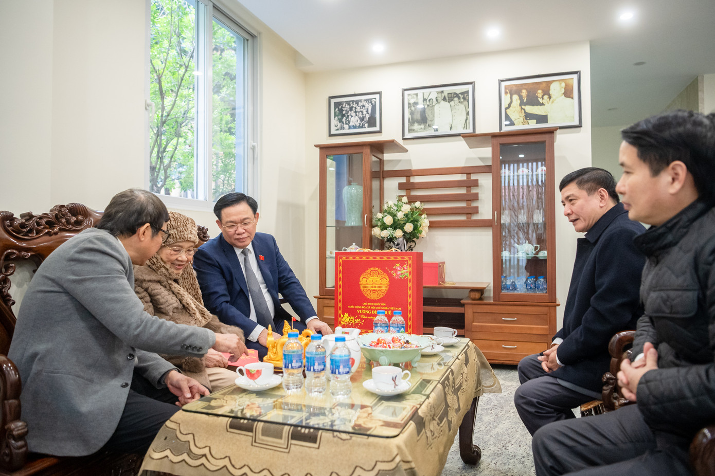 Chủ tịch Quốc hội Vương Đình Huệ thăm hỏi và chúc Tết gia đình cố Chủ tịch Quốc hội Lê Quang Đạo.