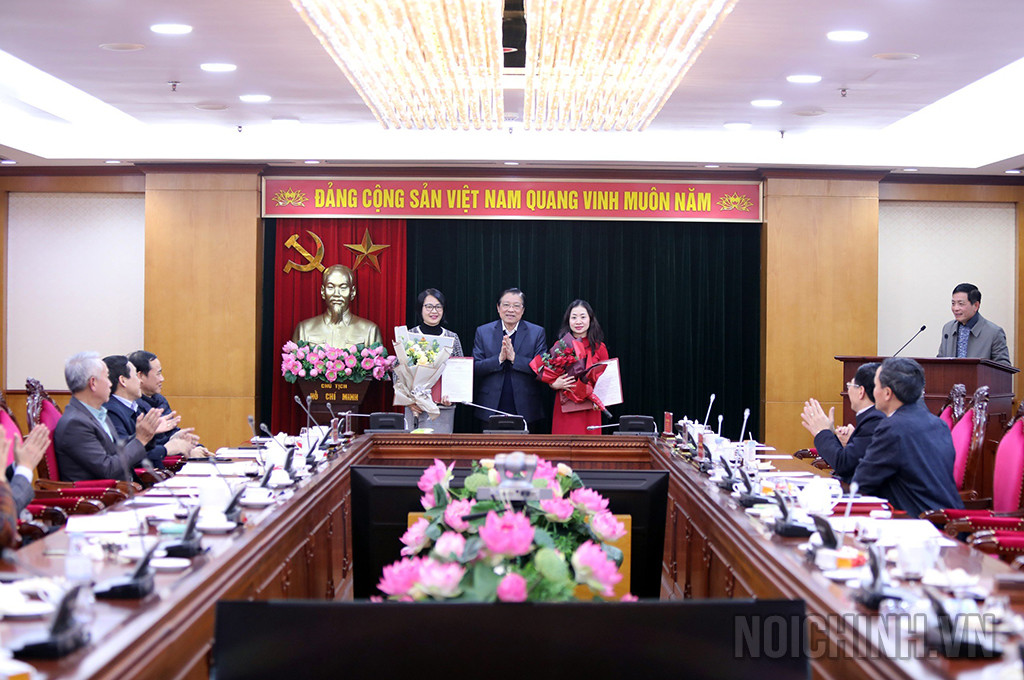 Ông Phan Đình Trạc - Ủy viên Bộ Chính trị, Bí thư Trung ương Đảng, Trưởng ban Nội chính Trung ương, trao Quyết định bổ nhiệm cán bộ cho đồng chí Trần Thị Thu Hằng và Bùi Thị Thu Hà. Ông Phan Đình Trạc - Ủy viên Bộ Chính trị, Bí thư Trung ương Đảng, Trưởng ban Nội chính Trung ương, trao Quyết định bổ nhiệm cán bộ cho đồng chí Trần Thị Thu Hằng và Bùi Thị Thu Hà.