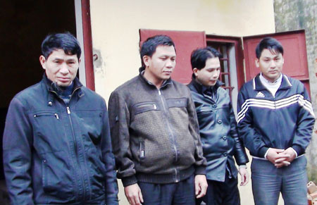 4 đối tượng đánh bạc bị bắt về cơ quan điều tra, trong đó có 3 cán bộ huyện Lộc Hà, Hà Tĩnh.