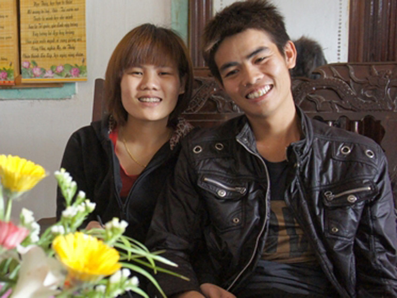 Đôi vợ chồng trẻ Đào Văn Đức và cô dâu Hồ Thị Hoa sau đám cưới