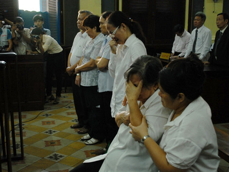 Bị cáo Nguyễn Bi (ngoài cùng bên trái) và bị cáo Nguyễn Thị Thanh Huyền (ngoài cùng bên phải) cùng các bị cáo khác tại tòa