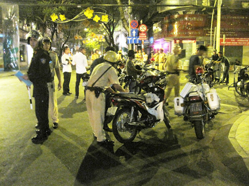 Lực lượng cảnh sát đang tiến hành bao vây, chốt chặn các tuyến đường, kiểm tra hành chính các phương tiện tham gia giao thông.. Lực lượng cảnh sát đang tiến hành bao vây, chốt chặn các tuyến đường, kiểm tra hành chính các phương tiện tham gia giao thông.