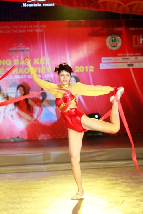 Thí sinh Dương Thị Hà Giang phần thi thể dục nghệ thuật với lụa