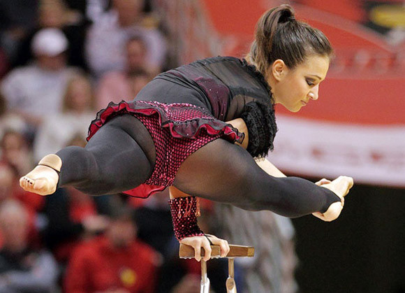 Đặc biệt cô còn có khả năng dùng chân thay tay làm rất nhiều việc. Đặc biệt cô còn có khả năng dùng chân thay tay làm rất nhiều việc