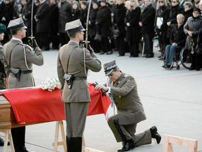 Một sỹ quan quỳ gối trước quan tài của một trong những nạn nhân cuối cùng của vụ nổ máy bay. Đây là chiếc quan tài chở thi hài nạn nhân cuối cùng được đưa về Ba Lan sau hai tuần khi vụ nổ xảy ra. Ảnh: Reuters. Một sỹ quan quỳ gối trước quan tài của một trong những nạn nhân cuối cùng của vụ nổ máy bay. Đây là chiếc quan tài chở thi hài nạn nhân cuối cùng được đưa về Ba Lan sau hai tuần khi vụ nổ xảy ra. Ảnh: Reuters